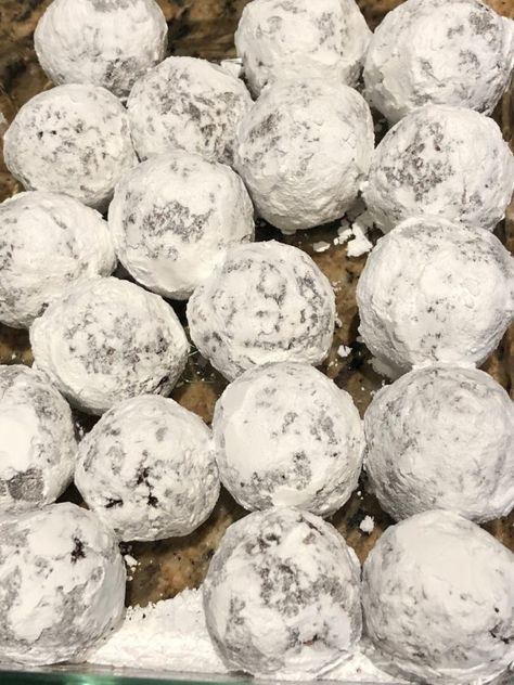 Christmas Whiskey Bubbles, Christmas Whisky Bubbles, Whiskey Cookies Recipe, Kahlua Balls No Bake, Liquor Balls, Whiskey Balls Recipe, Jello Balls, Booze Balls, Whiskey Balls