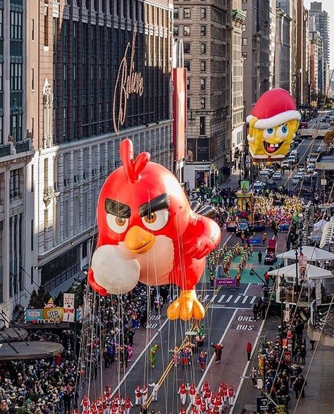 11.1k Likes, 79 Comments - What I Saw In NYC (@what_i_saw_in_nyc) on Instagram: “Photo by @coryschlossimages #snowday ⚡️💫⭐️ #christmastime #newyorkcity #nyc #brooklynbridge…” Macys Parade, Earth City, Brooklyn Bridge Park, Thanksgiving Day Parade, Black Sky, New York State Of Mind, I Love New York, Lady Liberty, Thanks Giving