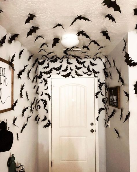 Decoração de Halloween: inspirações assustadoras + tutoriais Autumn Creative Ideas, Halloween Gothic Decor, Halloween Room Ideas, Halloween Room Decorations, Outdoor Halloween Crafts, Porta Halloween, Pelottava Halloween, Diy Halloween Dekoration, Halloween Door Decor