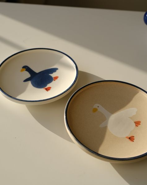 Yimai and her duck series. It always remind me of the time of my childhood, when I spend my time with my grandma in the village, relax, and have nothing to worry about. Size: DIA 12.5cm Microwave safe Dishwasher safe Made in China, JingDe Material / Brand : Porcelain / Yimai