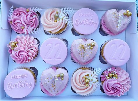 Pretty Birthday Cupcakes, Birthday Cake For Mum, Breakable Heart, Happy Birthday Cupcake, Strawberry Treats, Candy Birthday Cakes, Cupcake Decorating Tips, Cupcake Gift, Happy Birthday Cupcakes