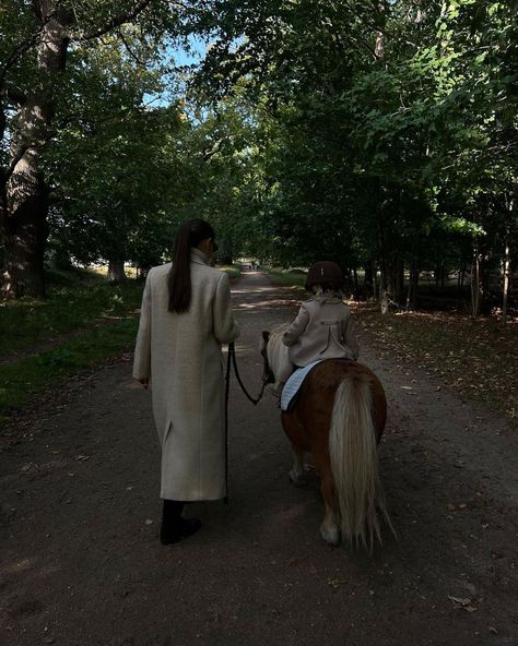 Maria Kragmann, Ride Horse, Nepo Baby, Mom Goals, Equestrian Aesthetic, Future Mommy, Horse Aesthetic, Dream Family, Rich Family