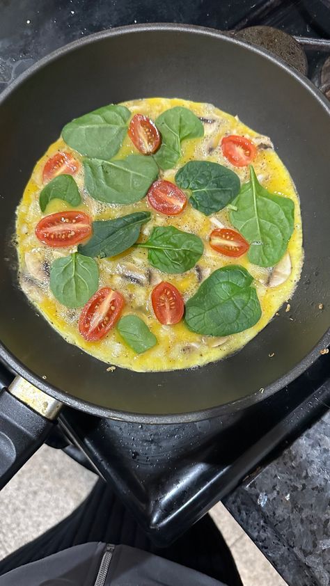 Omelet Ideas, Girl Breakfast, Recipes Healthy Snacks, Spinach Omelet, Balanced Eating, 귀여운 음식 그림, Healthy Food Menu, Snacks Healthy, Healthy Food Inspiration