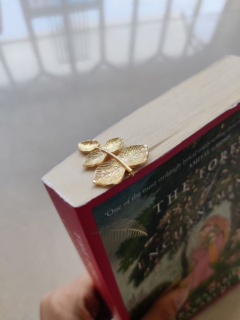 Metal Book Marks, Bookmarks Unique, Brass Bookmark, Bookmark Metal, Books Accessories, Bookish Items, Leaf Bookmark, Handmade Bookmarks Diy, Amazing Books