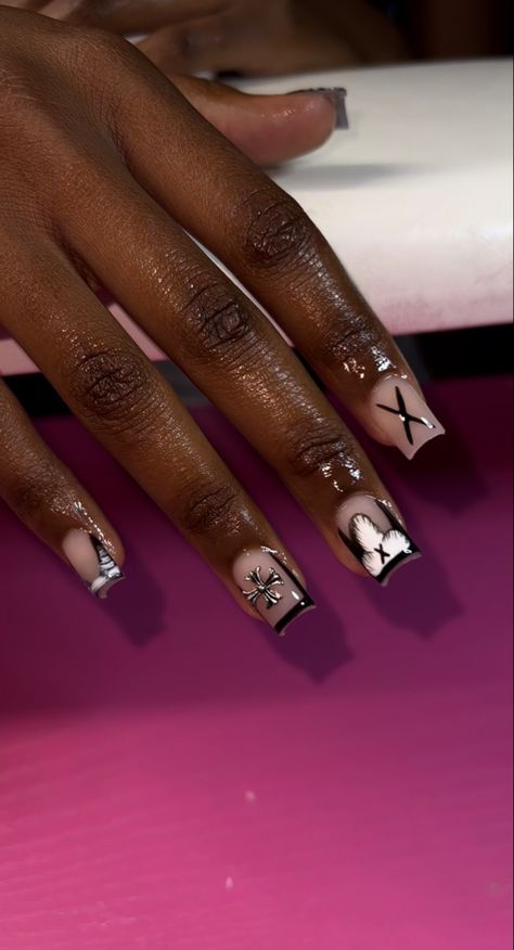 Boujee Nails Short, Chrome Nail Set, White Short Nails, Bad And Boujee Nails, Boujee Nails, Fye Nails, Graffiti Nails, Black And White Nail Designs, Silver Nail Designs