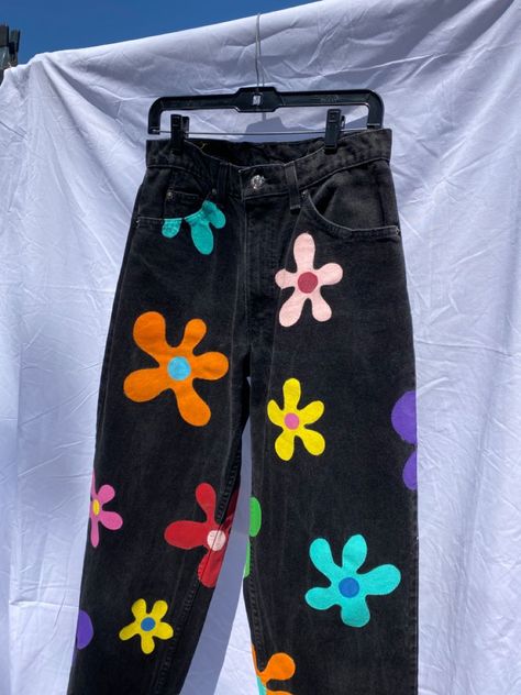 Jeans With Art On Them, Painted Flare Jeans, Jeans Painting Flowers, Jeans Hand Painted, Designs For Jeans Painting, Fabric Painting Jeans, Pant Pocket Painting, Painted White Jeans Diy, Painted On Clothing