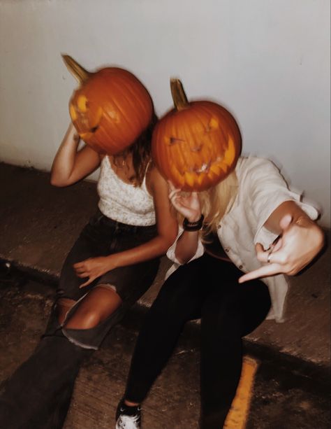 Best Friend Pumpkin Carving, Friends Pumpkin Head Photoshoot, Pumpkin Head Photoshoot Best Friends, Pumpkin Photoshoot Friends, Bestie Pumpkin Head Photoshoot, Pumkin Carving Head Photoshoot, Pumpkin Best Friend Pictures, Pumpkin Head Photoshoot Friends, Bffs Pics