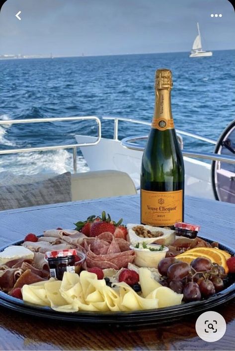 Yacht Lunch Aesthetic, Yacht Cocktail Party, Champagne On A Yacht, Breakfast On Boat, Party Boat Decorations, Birthday On Boat, Yacht Food Ideas, Yacht Party Food, Boat Party Food