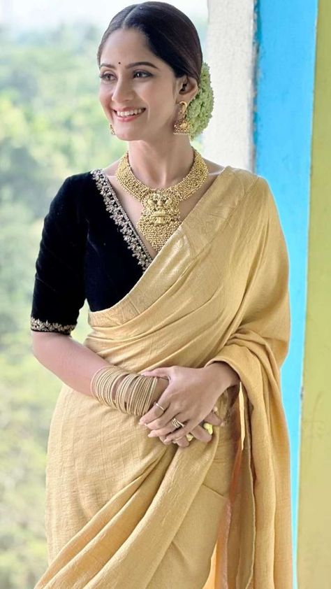 Golden Saree With Contrast Blouse, Golden Saree Look, Trina Saha, Simple Saree Blouse Designs, Saree With Contrast Blouse, Lehenga Hairstyles, Saree Looks, Trendy Saree, Umbrella Dress