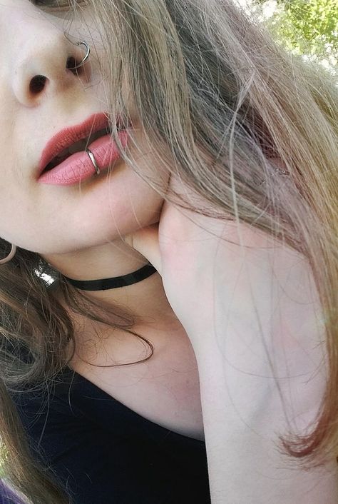 Lip And Nose Piercing Together, Vertical Labret Piercing Hoop, Labret Piercing Hoop, Central Labret, Piercings Idea, Chin Piercing, Labret Piercing Ring, Dimple Piercing, Vertical Labret Piercing