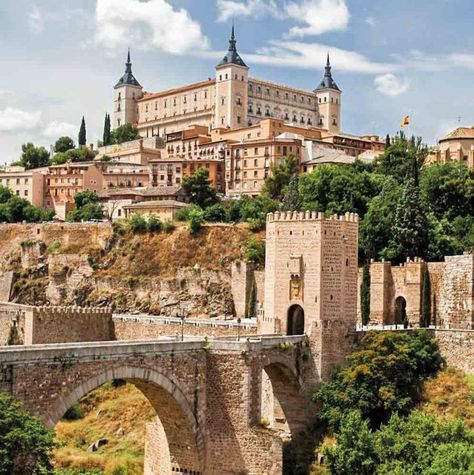 12 Cosas que ver en Toledo en un día: Los imprescindibles. Toledo Madrid, Salamanca, Dream House Exterior, Spain Travel, Travel Bucket List, Toledo, Architecture Details, Barcelona Cathedral, Places To Go