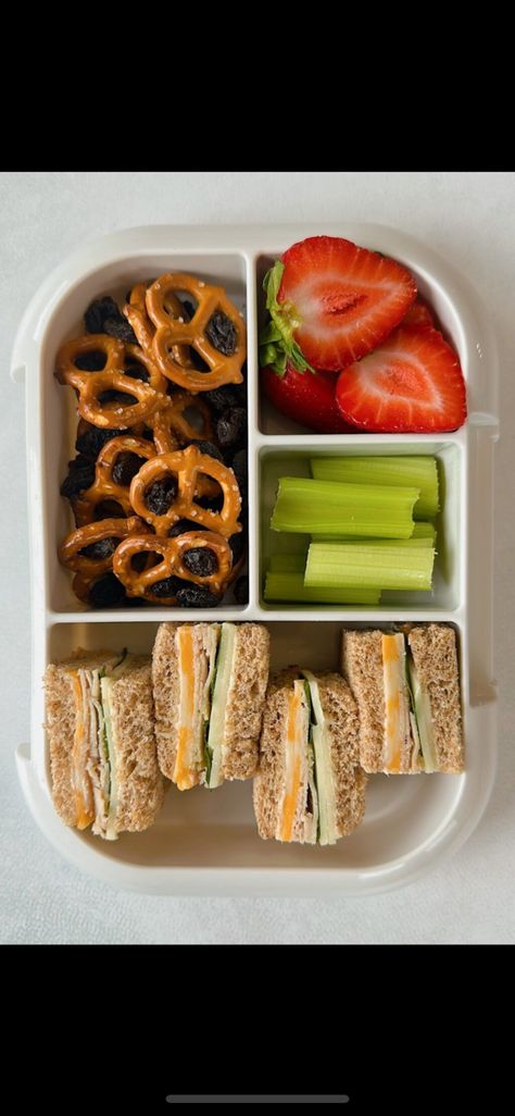 Volleyball Tournament Lunch Ideas, Teacher Fridge Snacks, Breakfast Snacks On The Go, School Snack Ideas For Teens, Snacks For Lunch Boxes, Fitness Food Healthy Lunch Ideas, Snackle Box Ideas For Adults Lunch, School Lunch Meal Prep For Teens, Nursing School Snacks