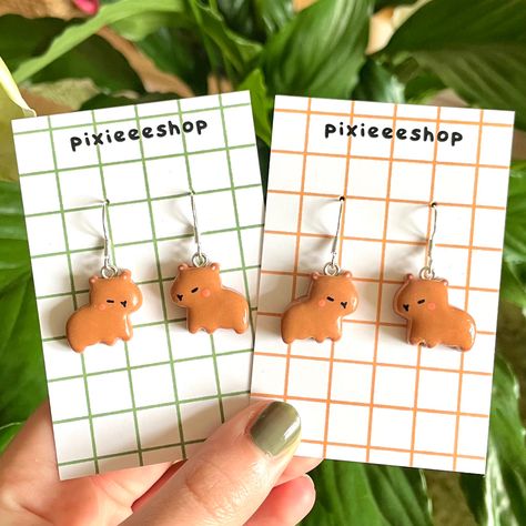 Capybara clay earrings Fimo, Earrings Air Dry Clay, Anime Polymer Clay Earrings, Clay Capybara, Capybara Clay, Clay Earrings Diy Ideas, Clay Charm Earrings, Diy Polymer Clay Earrings, Clay Moulding