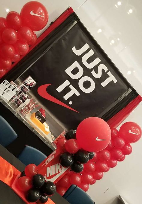 Just Do It - 7th Birthday Party | CatchMyParty.com Sneakerball Party Ideas, Nike Birthday Party Ideas, Sneakerball Party, Nike Birthday, 23rd Birthday Decorations, Boy 16th Birthday, Sports Theme Birthday, Mens Birthday Party, Birthday Party For Teens