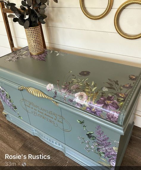 Refurbished Chest Trunks, Decoupage Coffee Table Ideas, Wooden Chest Paint Ideas, Decupage Furniture, Diy Hope Chest, Painted Hope Chest, Antique Trunk Makeover, Furniture Stencils Pattern, Decoupage Coffee Table