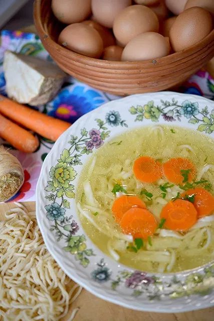 Polish Chicken Soup {Rosół} with Homemade Noodles - Polish Your Kitchen Polish Chicken Soup, Homemade Chicken Vegetable Soup, Polish Soup, Chicken Dumpling Soup, Polish Chicken, Vegetable Soup With Chicken, Homemade Dumplings, Homemade Noodles, Food Tasting