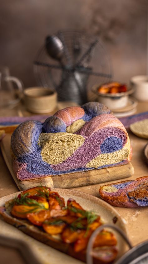 Rainbow Braided Bread Bread Braiding, Colorful Bread, Dragon Bread, Bread Inspiration, Rainbow Toast, Rainbow Bread, Rainbow Braids, Braided Bread, Bread Art