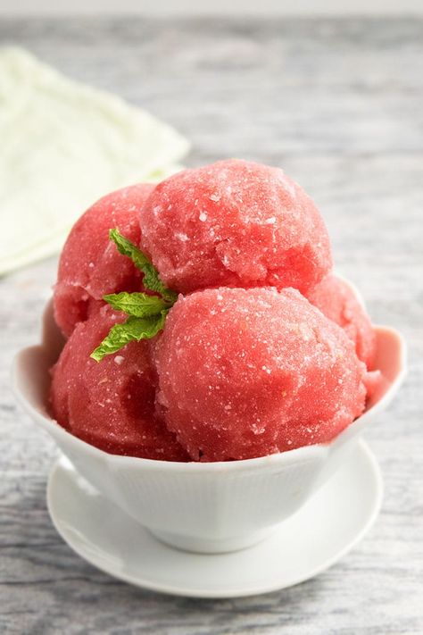 Here's a quick recipe of summer special Watermelon iceceam! #icecream #summer #summerfood #ice #mint #watermelonicecream #recipe #quickrecipes #easyrecipes #homemade #foodonthego #indianrecipes #homecooked #quarantine Watermelon Ice Cream Recipe, Healthy Vegan Dessert, Churn Ice Cream, Healthy Fruit Desserts, Cheesecake Vegan, Watermelon Ice Cream, Fruit Ice Cream, Watermelon Ice, Cake Vegan