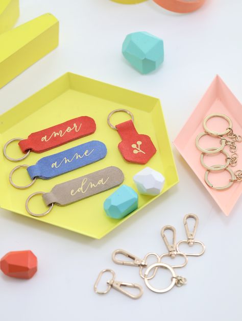 Tela, Faux Leather Keychains Cricut, Cricut Joy Leather Projects, Leather Keychain Diy Cricut, Diy Keychain Accessories, Leather Cricut Keychain, Faux Leather Bookmark Cricut, Leather Keychain Cricut, Faux Leather Keychain Cricut