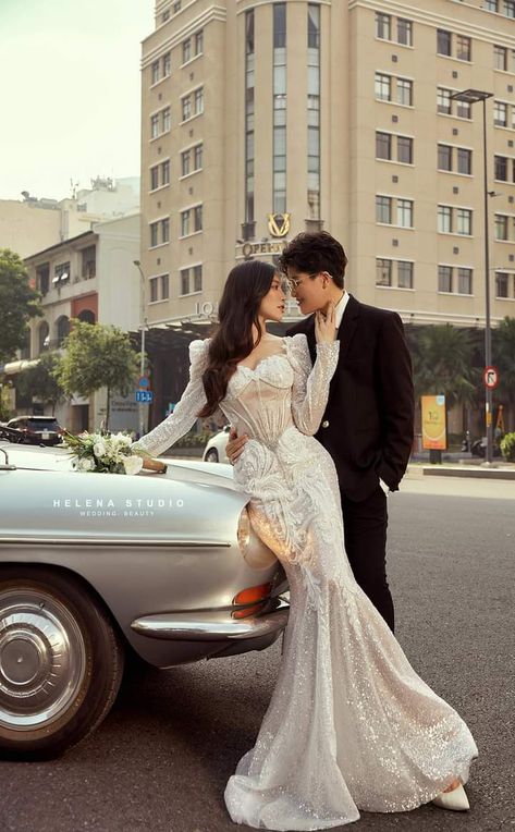 Engagement Photos Chic, Prenup Photos Ideas, Pre Wedding Photoshoot Outfit, Wedding Photoshoot Props, Vintage Wedding Photography, Pre Wedding Photoshoot Outdoor, Prom Poses, Pre Wedding Poses, Wedding Picture Poses