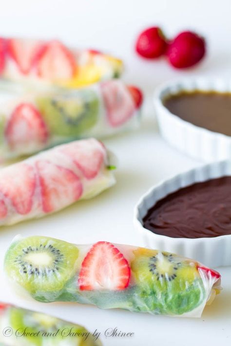 These rainbow fruit spring rolls are an ultimate summer treat for all the fruit-lovers, chocolate-lovers and caramel-lovers! Bonus, a fun video tutorial is included! Catering Bites, Easy Spring Rolls Recipe, Fruit Spring Rolls, Fresh Spring Rolls Recipe, Easy Spring Rolls, Fruit Sushi, Fresh Spring Rolls, Asian Dinners, Spring Roll Recipe