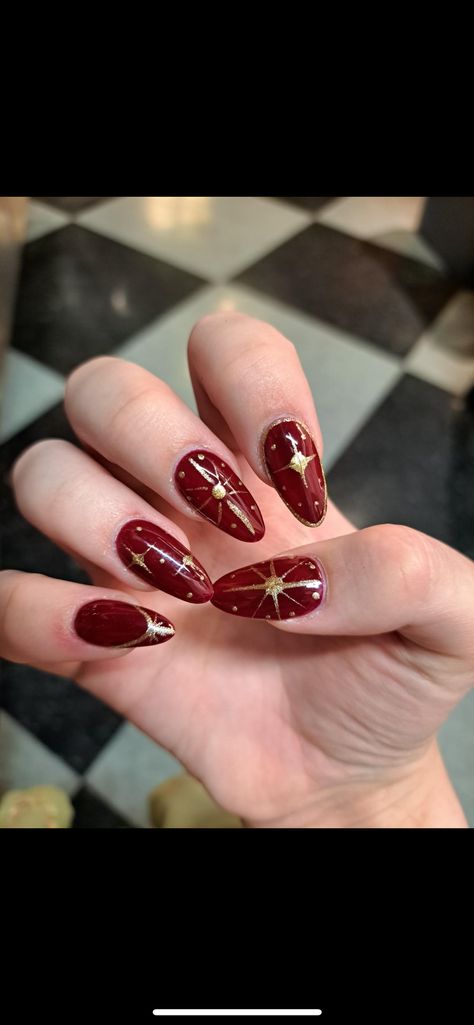 Red Gold Nails Short, Dark Red Nails With Gold Design, 1920 Nails Gatsby, Red And Gold Nails Simple, Red And Gold Short Nails, 1920 Nails, Dark Red And Gold Nails, 1940s Nails, Red And Golden Nails