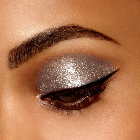 Subtle grey glitter shadow w/ classic cat-eye ✨🖤✨ Gilter Eyeshadow Makeup Simple, Eye Makeup Glitter, Stila Glitter And Glow, Metallic Makeup, Liquid Eye Shadow, Random Products, New Years Eve Makeup, Liquid Glitter Eyeshadow, Eyeshadow For Blue Eyes