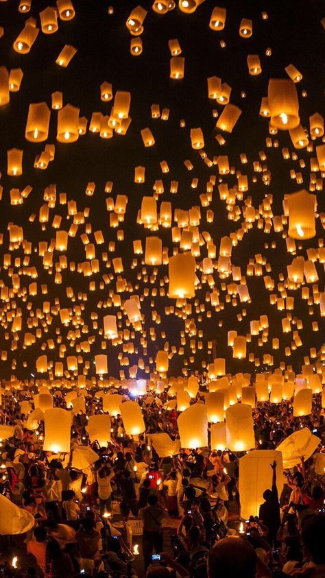 Flying Lanterns, Flying Candles, Floating Lanterns, Candle Night, Sky Lanterns, Foto Tips, Pretty Landscapes, Event Entertainment, Dream Travel Destinations