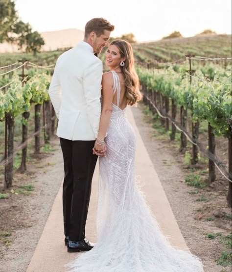 Jojo Fletcher Wedding Dress, Bright Wedding Photos, Jojo Fletcher Wedding, Ben Higgins, Bridal Pose, Jojo Fletcher, Wedding Portrait Poses, Wedding Gown Inspiration, Wedding Couple Photos