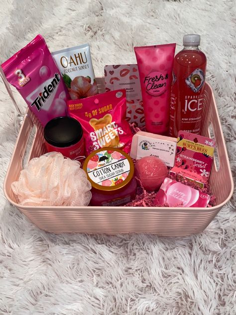 Gifts For Under $20 Ideas, Pink Gift Box Ideas Birthday, Pink Birthday Gift Basket, Sleepover Gift Basket, Small Gift Basket Ideas, Easter Basket Ideas For Adults, Diy Mother's Day Gift Basket, Birthday Baskets, Pink Gift Basket