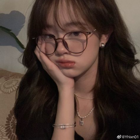 Big Glasses Aesthetic, Big Round Glasses, Asian Glasses, Korean Glasses, Bangs And Glasses, People With Glasses, Glasses For Round Faces, Korean Hairstyles, Circle Face