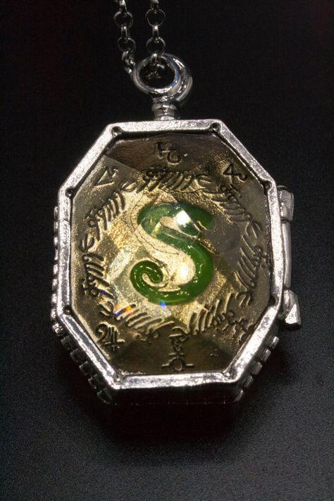 Slytherin Necklace, Horcrux Locket, Slytherin Locket, Salazar Slytherin, Harry Potter Phone, Fandom Jewelry, Potter Facts, Harry Potter Facts, Harry Potter Universal