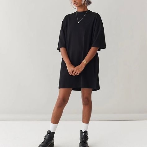 Drop shoulder Plain black Tee✨ Size:XL Price:8000 Outfit Ideas Baggy, Tee Shirt Dress Outfit, Cute Biker Shorts, Biker Shorts Outfits, Midnight Dress, Black Tshirt Dress, Tshirt Dress Outfit, Baggy Tee, Shirt Dress Outfit