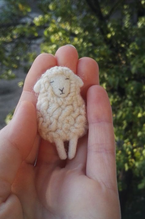 Sheep Brooch, Sheep Embroidery, Needle Felted Brooch, Felted Sheep, Sheep Crafts, Fabric Brooch, Sewing Stuffed Animals, Sheep And Lamb, Needle Felting Projects