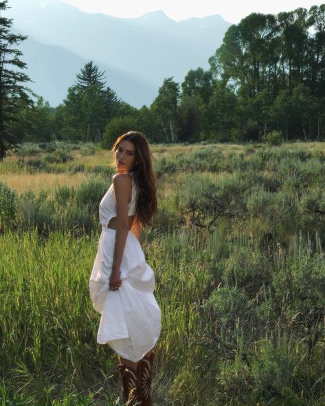 JOURDAN SLOANE | 🏔️🪻🤍🌾☀️🌲 | Instagram Nature, Southern Aesthetic Country, Southern Girl Aesthetic, Country Photoshoot Ideas, Southern Belle Aesthetic, Jourdan Sloane, Farm Photoshoot, Country Photoshoot, Costal Cowgirl