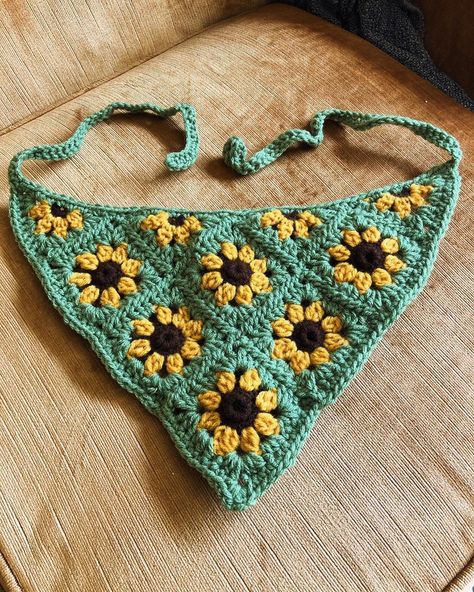 Feminist Fibre on Instagram: “I was so pleased with the daisy bandanas that I had to make a sunflower version! I tweaked the pattern by @kozmicbluescrochet to make the…” Flower Granny Square Bandana Pattern, Crochet Granny Square Bandana, Crochet Flower Bandana, Crochet Daisy Scarf, Daisy Crochet Bandana Pattern Free, Bandanas Crochet, Crochet Bandana Sunflower, Bandana Outfit, Dog Sweater Crochet Pattern