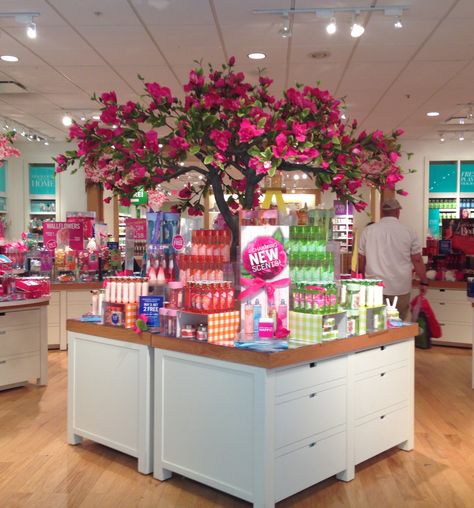 Spring Display At Bath & Body Works Bath And Body Works Display, Bath And Body Works Store, Spring Display, Soap Display, Perfume Display, Bath Recipes, Retail Displays, Diy Perfume, Picking Flowers