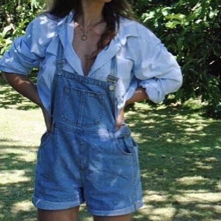 Short Overalls Outfit, Overalls Outfit Aesthetic, 70s Retro Fashion, Overall Shorts Outfit, Sabrina Carpenter Album, 70s Shorts, Album Aesthetic, Style Overalls, Overalls Outfit