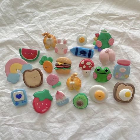 Polymer Clay Pins, Clay Pins, Clay Magnets, Clay Diy Projects, Clay Crafts Air Dry, Tanah Liat, Polymer Clay Diy, Cute Polymer Clay, Clay Jewelry Diy