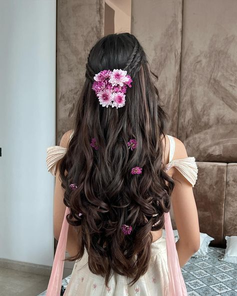 Khushi Mehta Hairstylist (@hairbykhushimehta) • Instagram photos and videos Open Hairstyles For Bride, Floral Hairstyle, Floral Hairstyles Indian, Hairstyles With Rose, Hairstyles With Flowers Indian, Hairstyle For Bride, Indian Floral Hairstyles, Hairstyles With Roses Indian, Rose Flower Hairstyles Indian