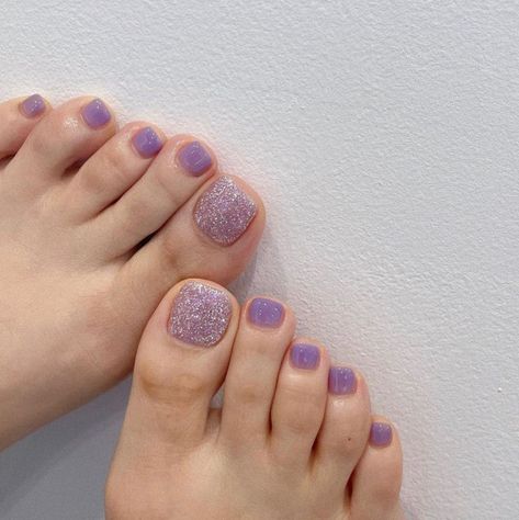 Lavender Toe Nails, Light Purple Nail Designs, Purple Pedicure, Trendy Pedicure, Purple Toe Nails, Flower Toe Nails, Glitter Toe Nails, Purple Gel Nails, Nailart Ideas