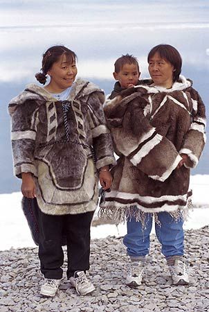 Greenland, Inuit Women in traditional  hide parkas. Not exactly knitting! World Cultures, Inuit Clothing, Punk Guy, Eric Lafforgue, Running In Cold Weather, Pirate Woman, People Of The World, First Nations, People Around The World