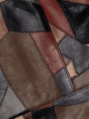 Joining leather pieces using zigzag stitches Patchwork Leather Diy, Patchwork Leather Bag, Leather Patch Ideas, Leather Purse Diy, Leather Quilting, Diy Leather Projects, Patchwork Clothes, Leather Bag Pattern, Bag Pattern Free