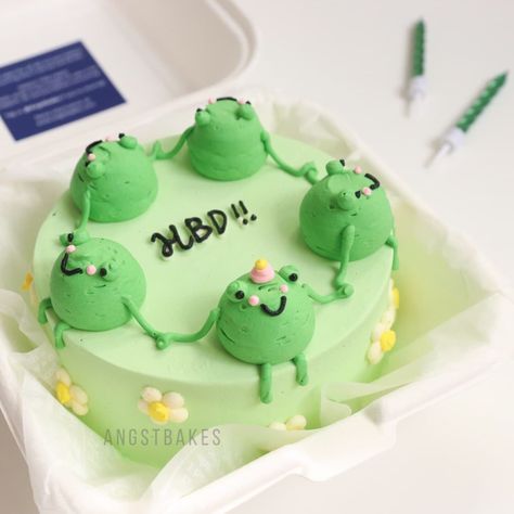 Easy Frog Cake Birthdays, Frog Cookie Cake, Easy Fun Cake Decorating Ideas, Kurbağalı Pasta, Cute Green Cake, Cute Birthday Cakes Aesthetic, Cute Birthday Cakes For Kids, Frog Cake Ideas, Fun Cake Ideas