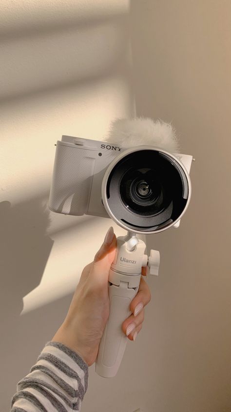 aesthetic white vlogging camera setup Vasos Vintage, Best Vlogging Camera, Teknologi Gadget, Photo Software, Cute Camera, Produk Apple, Youtube Channel Ideas, Accessoires Iphone, Vlogging Camera