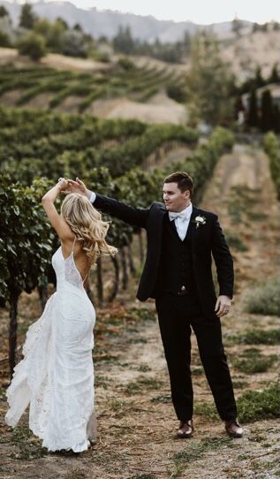 Winery Wedding Picture Ideas, Winery Wedding Photo Ideas, Vineyard Wedding Pictures, Vineyard Wedding Photoshoot, Winery Wedding Ideas Vineyard Decor, Winery Wedding Photography, Wedding Photography Vineyard, Wedding Photos Vineyard, Vineyard Wedding Photography