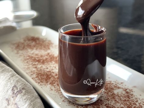 Sugar Free Keto Chocolate Sauce - Queen Keto Keto Chocolate Sauce, Keto Chocolate Syrup, Chocolate Sauce Recipes, Chocolate Ganache Recipe, Keto Sauces, Good Carbs, Ganache Recipe, Mint Sauce, Sweet Bites