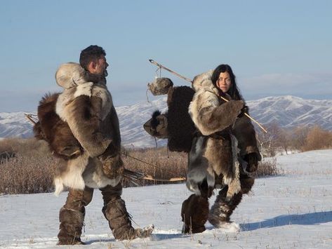 Ice Age Clothing, Nordic Barbarian, Paleolithic Clothing, Stone Age Animals, Pre Historia, Inuit Culture, Stone Age People, Prehistoric Age, Neolithic Period