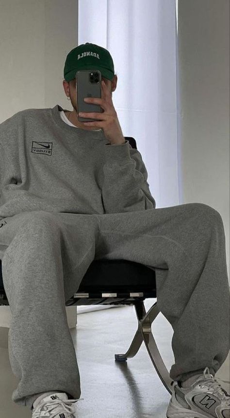 Mens Fashion Guide, Black Mens Fashion, Summer Mens Fashion, Casual Mens Fashion, How To Style Sweatpants, Mens Fashion Black, Fashion Aesthetic Summer, Sweatpants For Men, Style Sweatpants