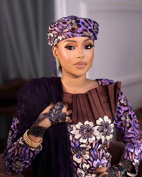 MÉLÒDÝ JACÒB: 15 Beautiful Fulani/Hausa Head wrap Styles Doek Styles, Bazin Styles, Nigerian Traditional Dresses, Ankara Scarf, African Hair Wrap, Nigerian Bride, Traditional African Clothing, Head Wrap Styles, Hair Wrap Scarf